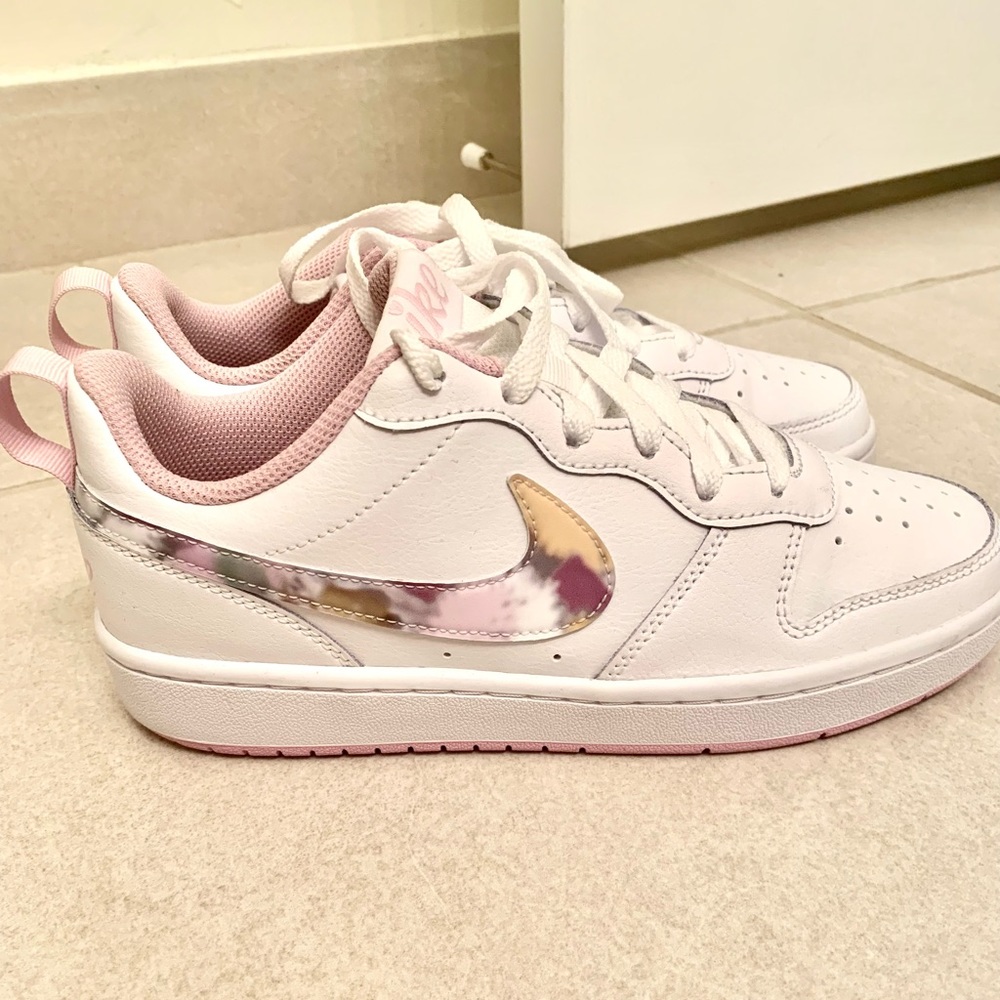 EUC White & Pink Nike SIZE 5Y
